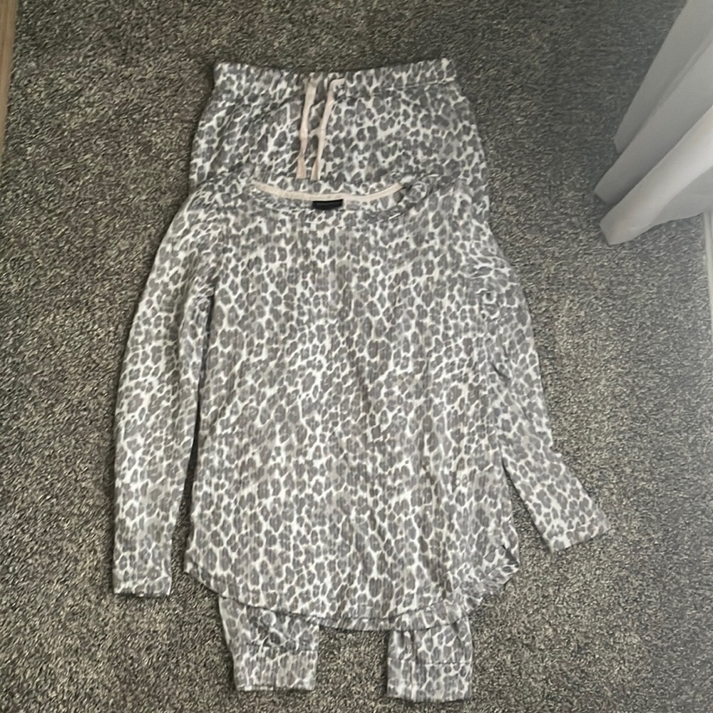 Tahari cheetah pajama set size S